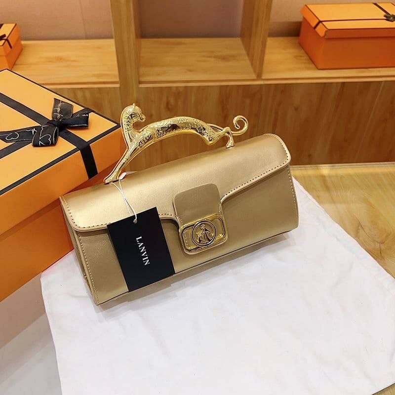 Sac à main avec poignée dorée tendance