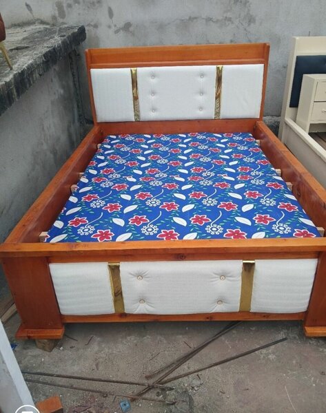 Lit en bois avec tête rembourrée