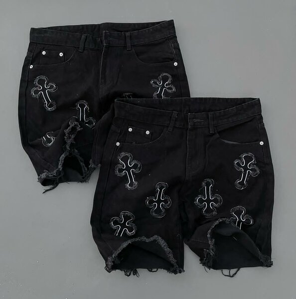 Shorts en jean noir brodé