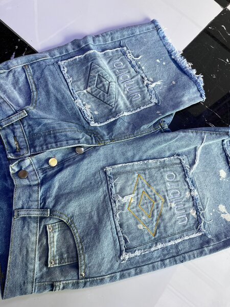 Shorts en denim brodés