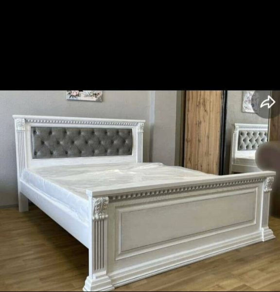 Lit blanc capitonné en simili cuir gris