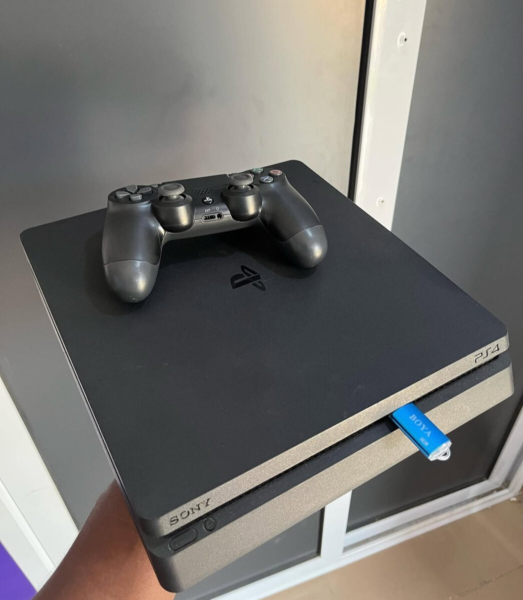 JailBreaked! Slim PS4 Console +Wireless Gamepad