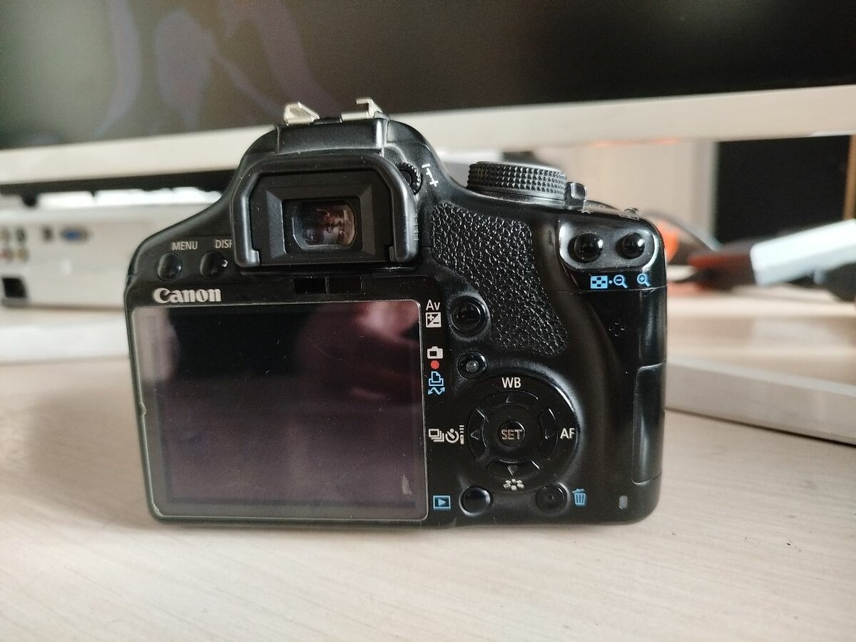 Продаю классный фотоаппарат кенон 500д объектив 18-55