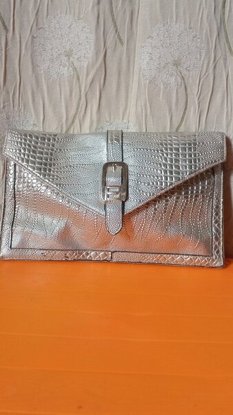 Pochette argentée élégante