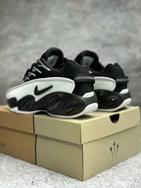 Chaussures de sport noires et blanches