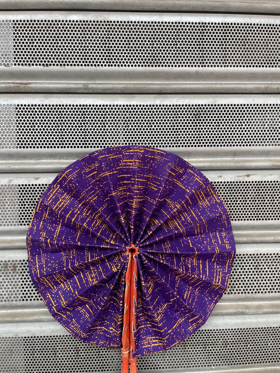 Éventail pliant coloré artisanal