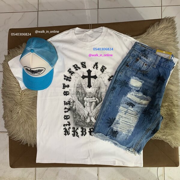 Short jeans, T-shirt and a cap
