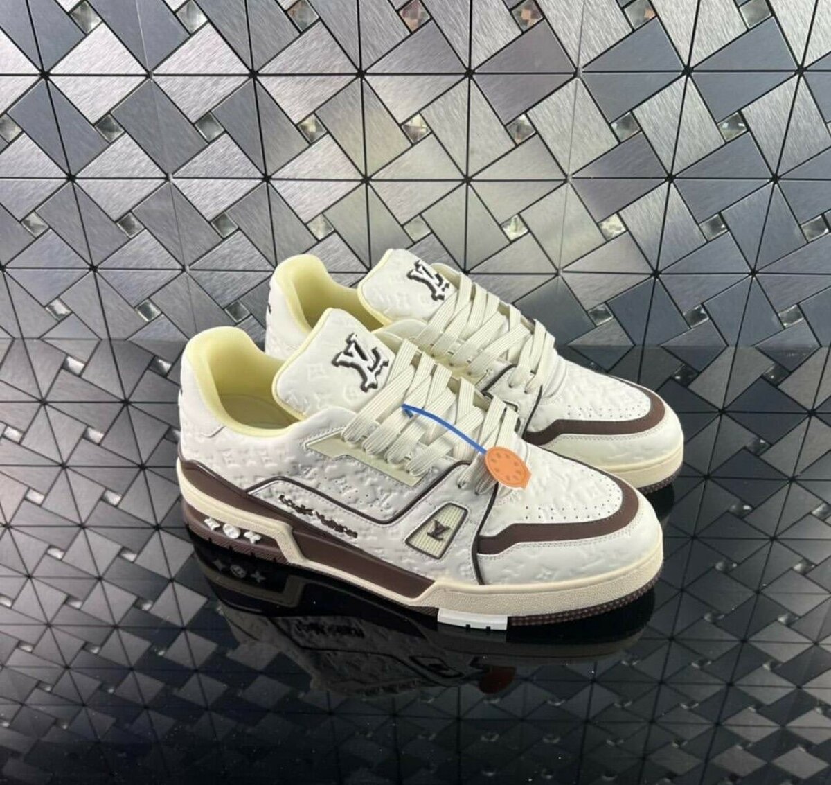 LOUIS VUITTON CLASSIC