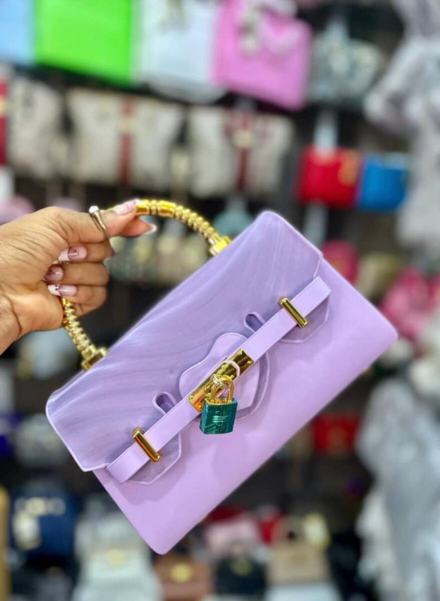 Sac élégant à poignée dorée