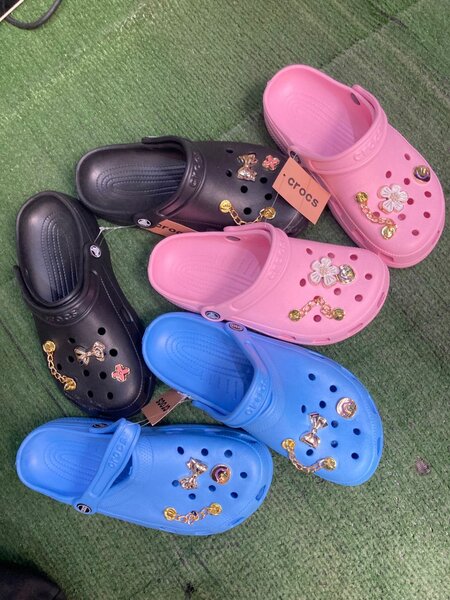 Crocs colorés avec charms