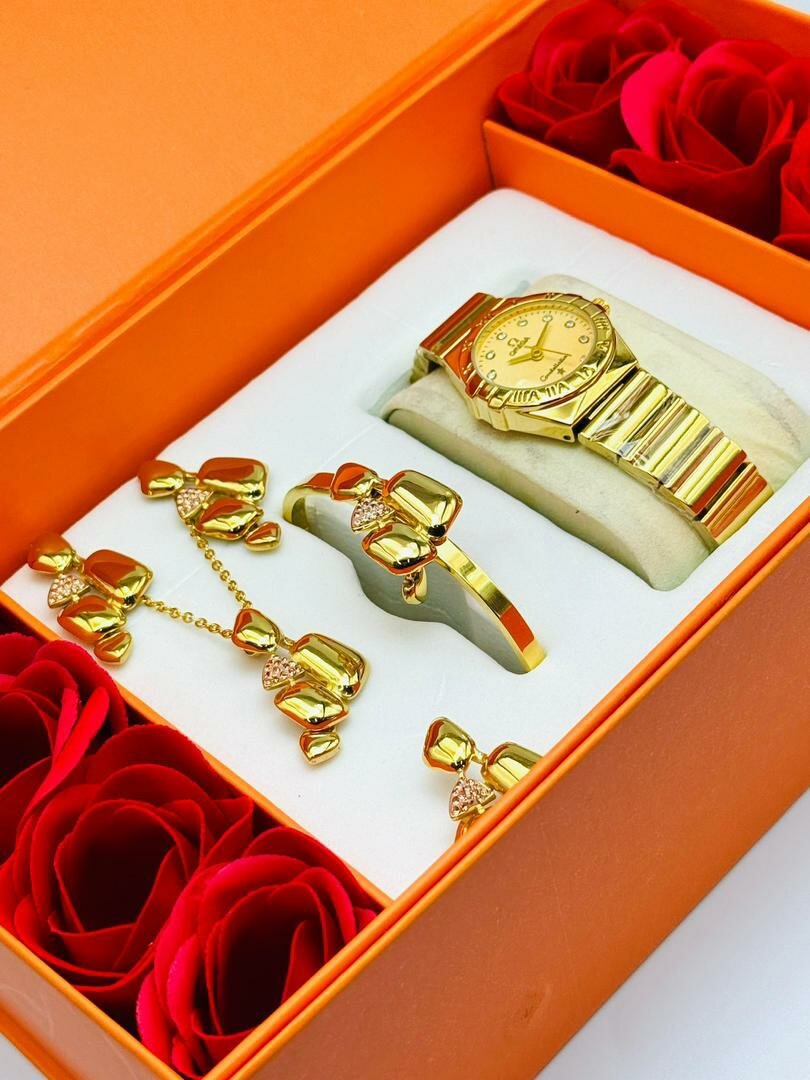 Ensemble bijoux et montre dorés