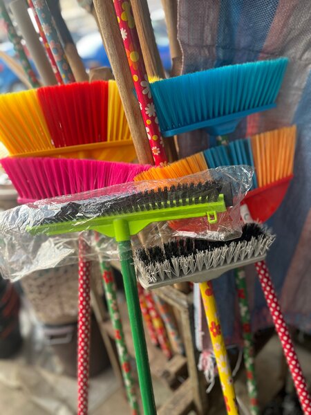 Balais colorés multicolores