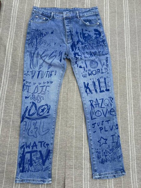 Jean avec Graffitis Modernes