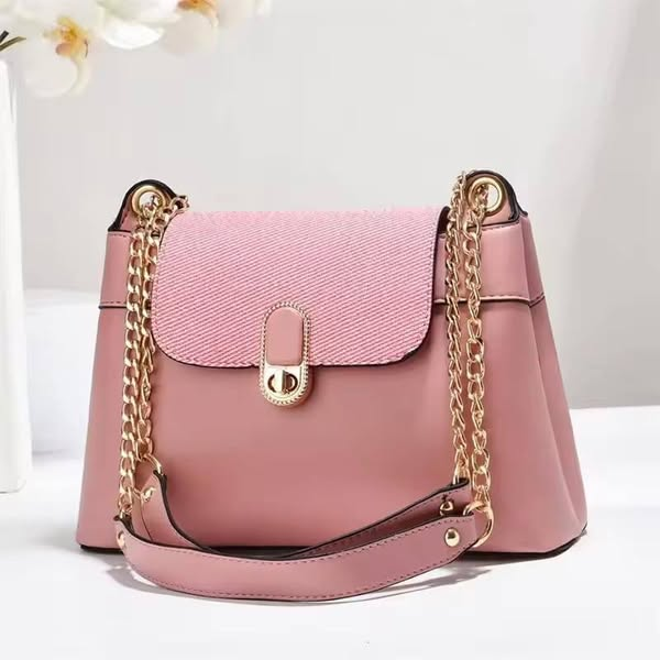 sac avec chaîne en or