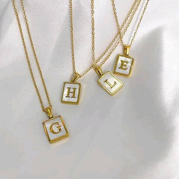 Collier pendentif initiales doré