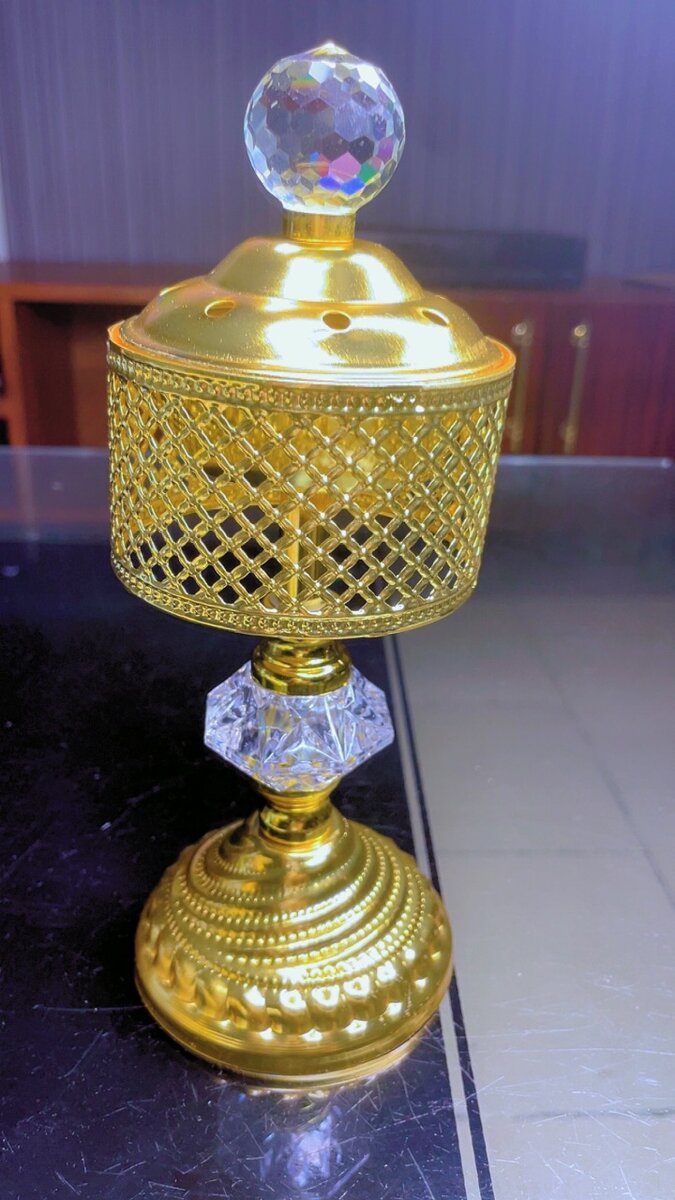 Brûleur d'encens doré élégant