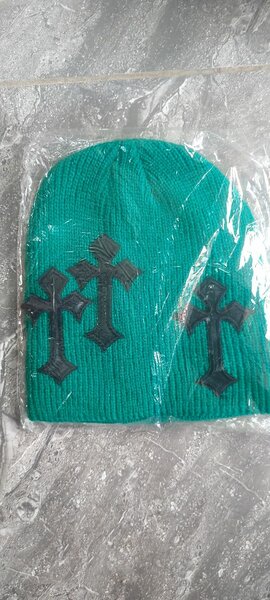 Bonnet vert avec croix noires