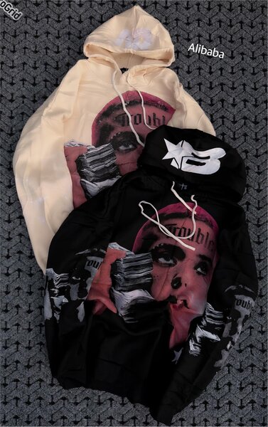 Sweat à Capuche Graphique