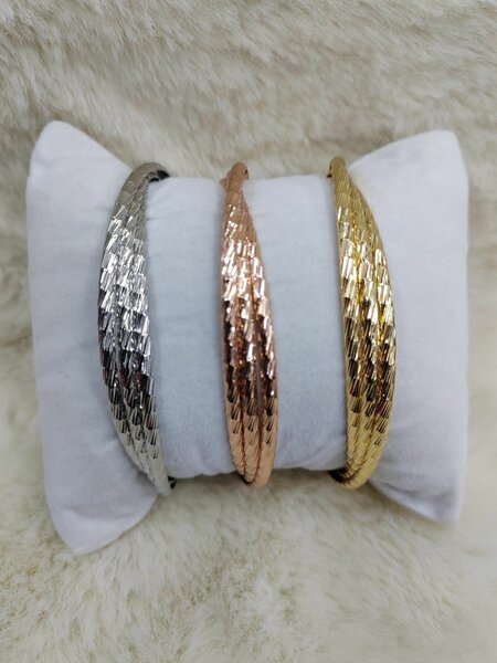 Bracelets en métal texturé