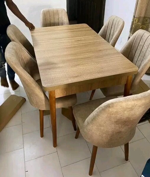 Table à manger en bois avec 6 chaises