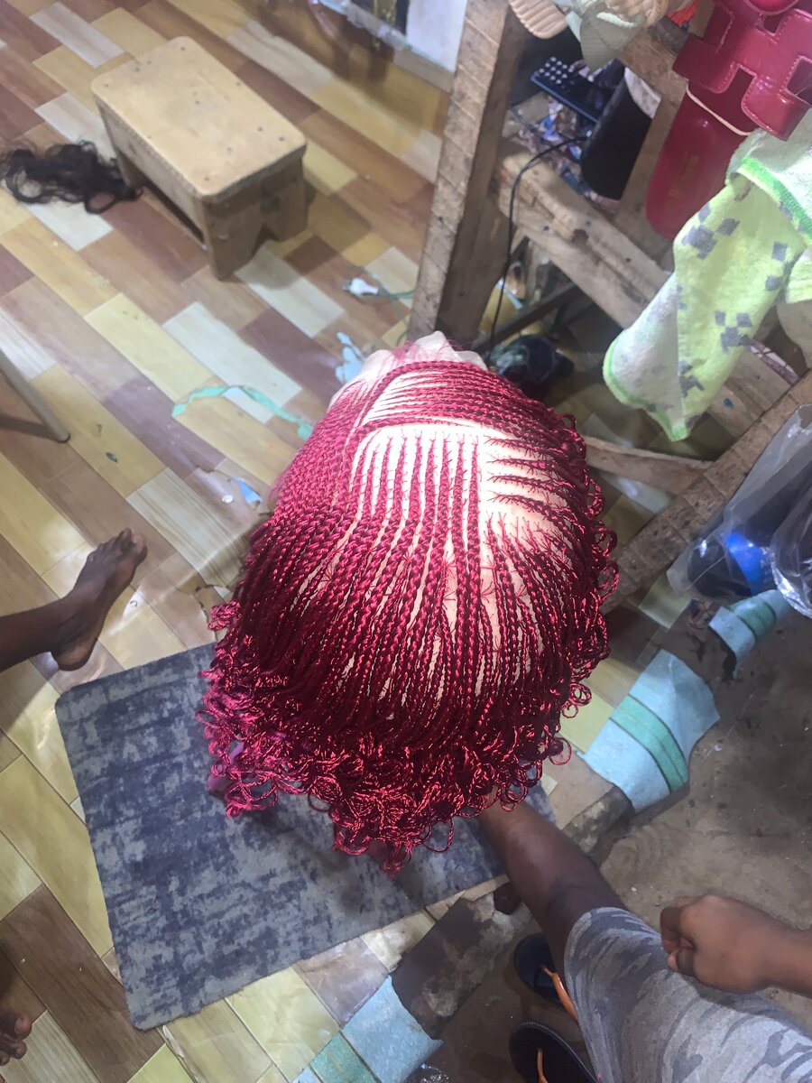 Perruque tressée rouge élégante