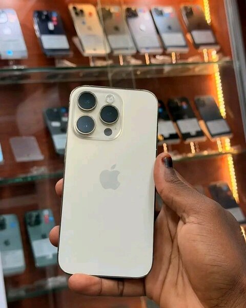 iPhone 14pro max QUASI NEUFS