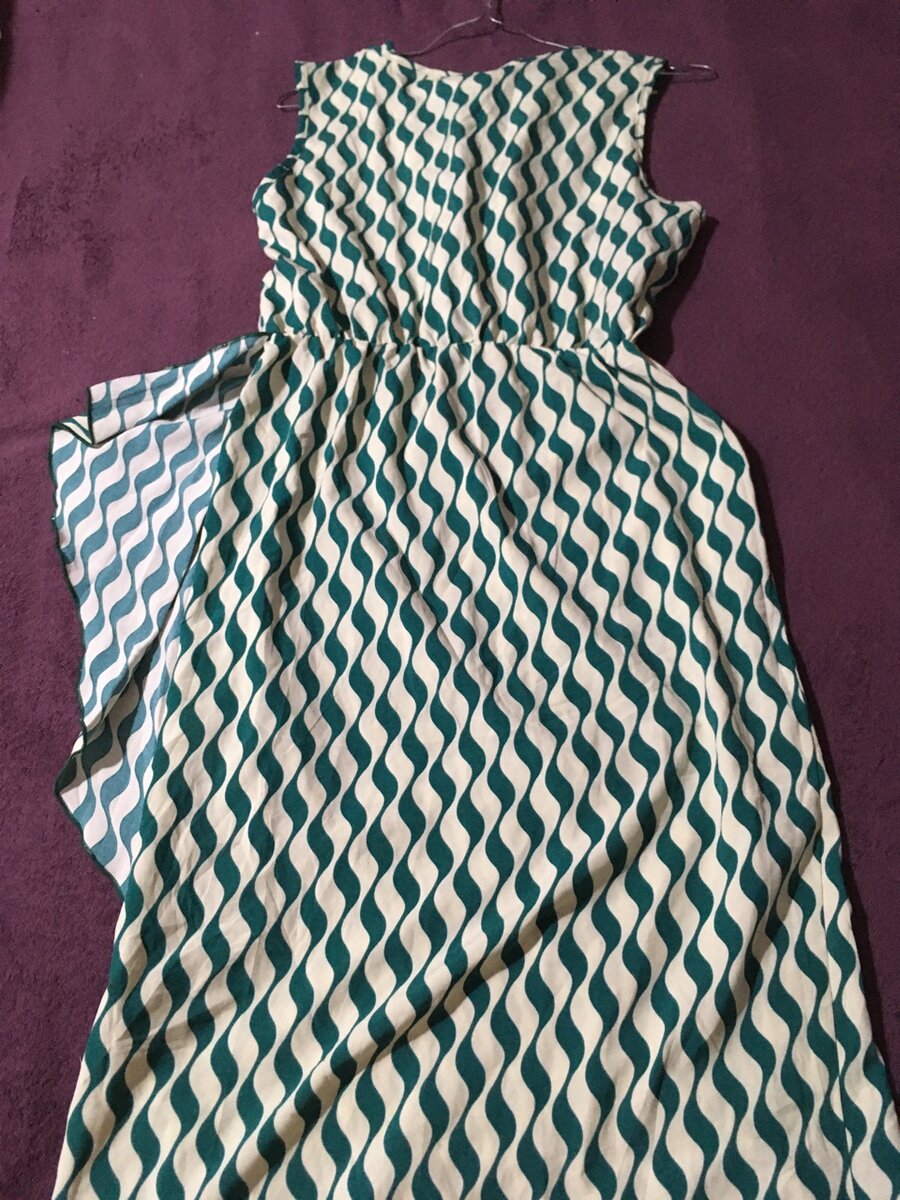 Robe élégante motifs ondulés