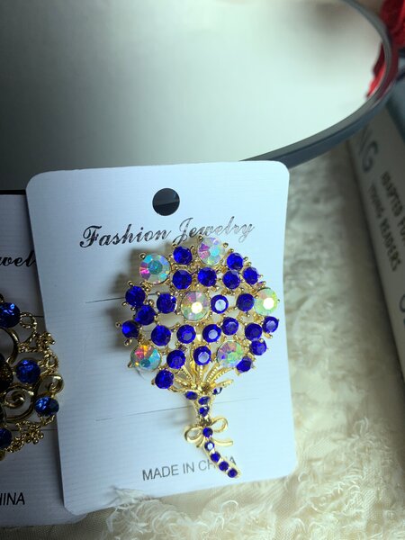 Broche en strass élégant
