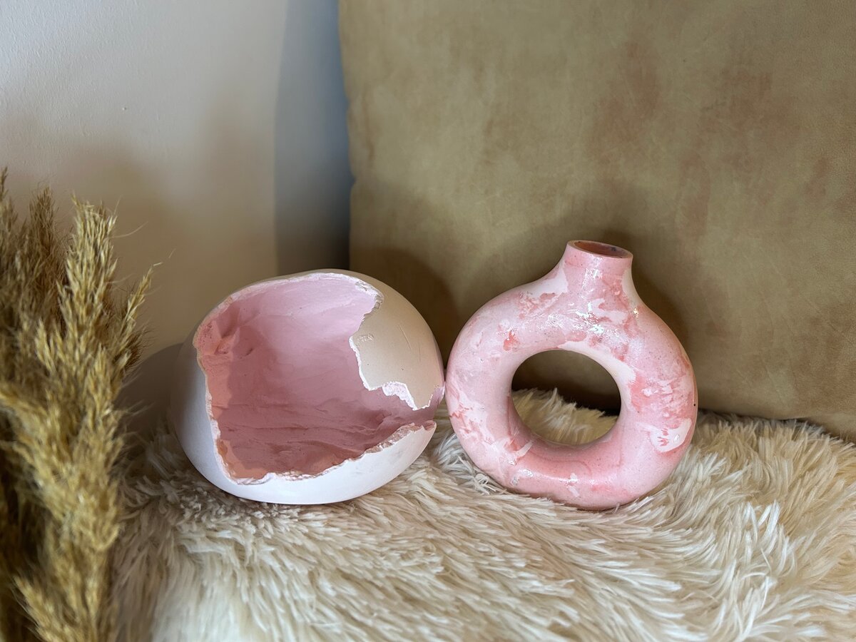 Œuf cassé et vase en marbre