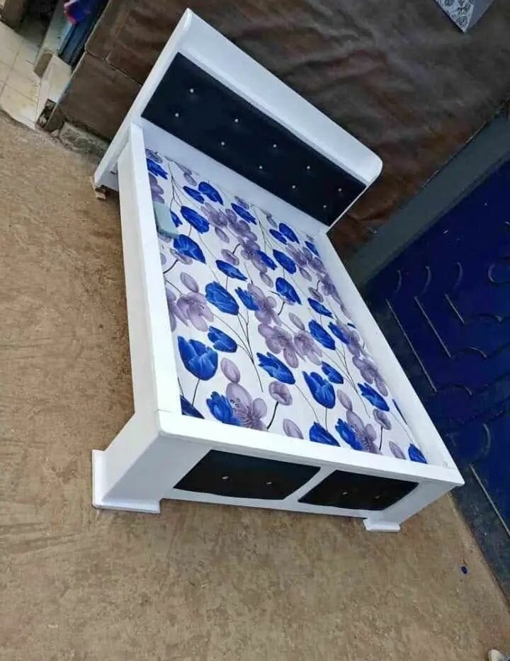 Lit design en bois moderne