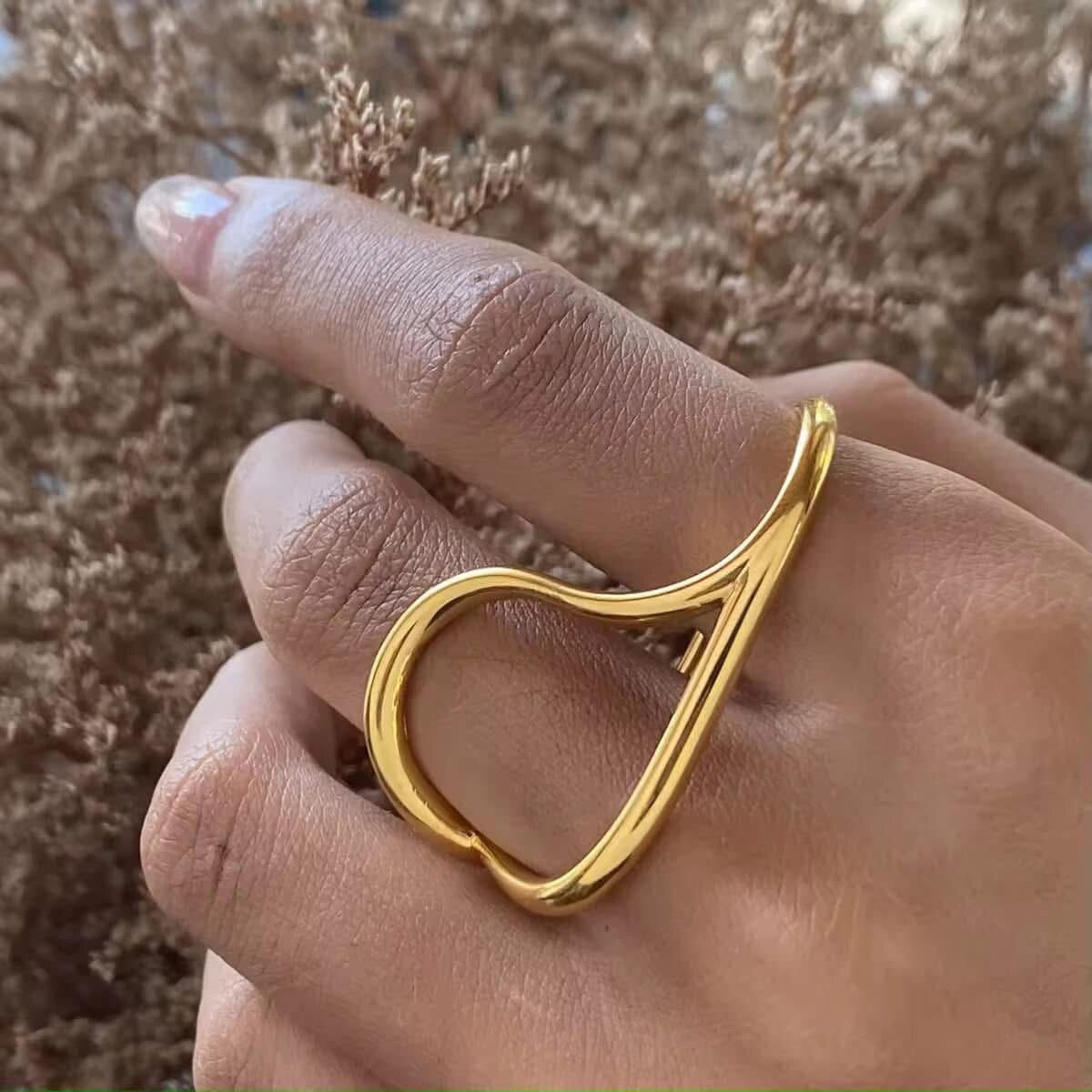 Bague sculpturale dorée élégante