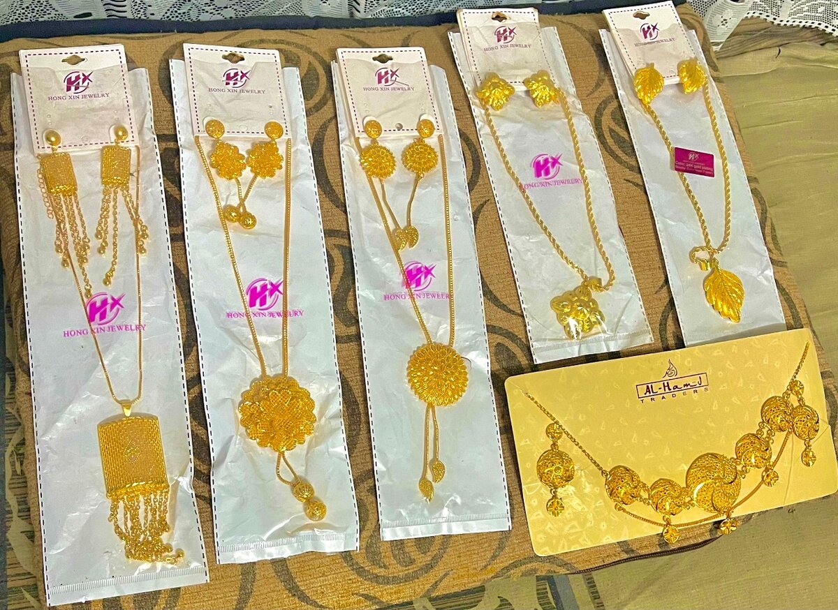 Set de colliers dorés