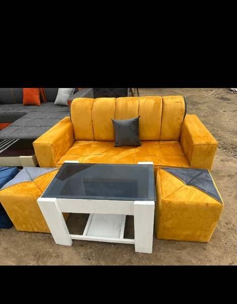 Canapé modulable jaune avec table basse