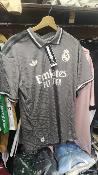 maillot de Real de madrid rose et gris tout gens