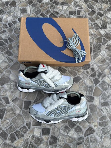 Baskets ASICS blanc et argent