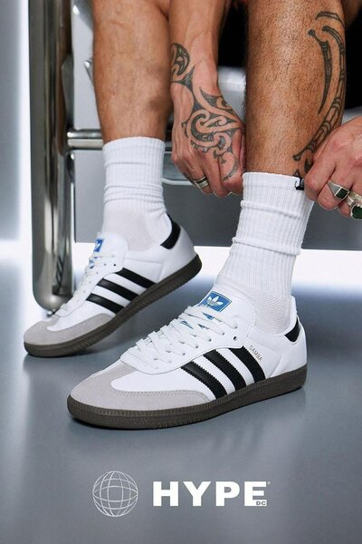 Baskets blanches à rayures noires