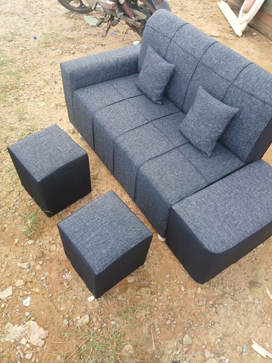 Canapé moderne avec poufs