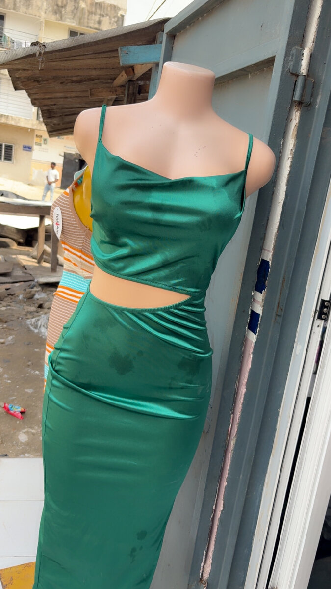 Robe satinée émeraude élégante