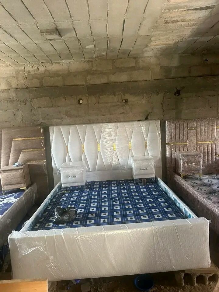 Lit double rembourré élégant