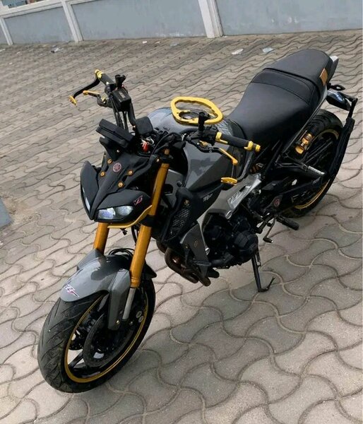 Yamaha MT-09 personnalisée
