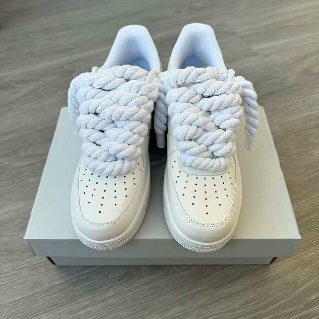 Baskets blanches à lacets larges