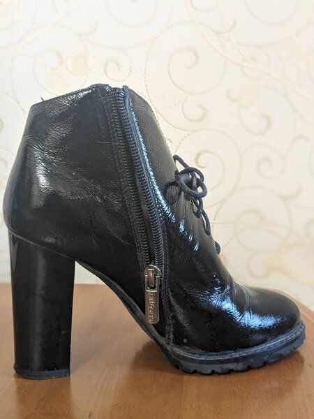 Лаковые ботильоны