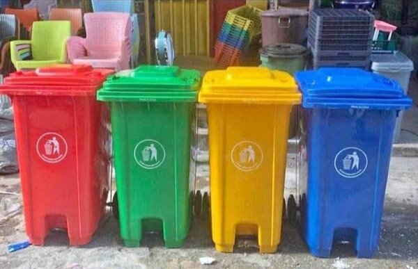 Poubelles de tri colorées