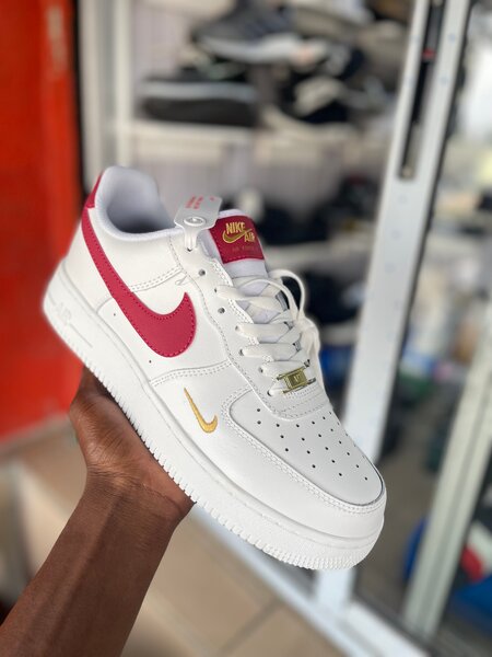 Baskets blanches logo rouge