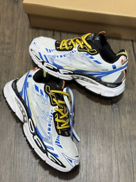 Sneakers Off withe