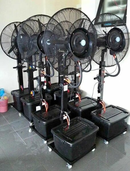 Ventilateur sur pied avec humidificateur