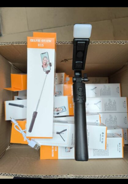 Extendable Selfie Stick with Light