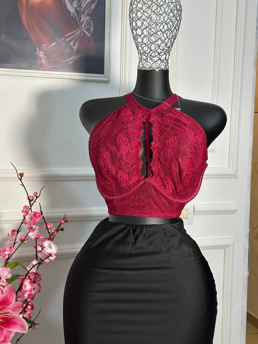Haut en dentelle bordeaux élégant