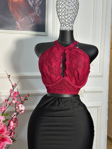 Haut en dentelle bordeaux élégant