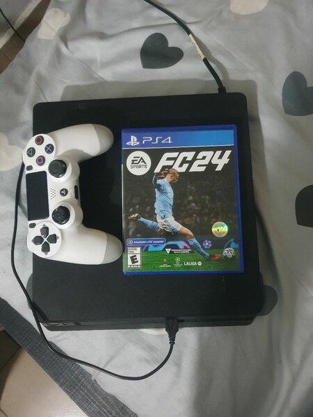 Ps4 slim 500GO non craquer avec une manette et Cd de fifa24